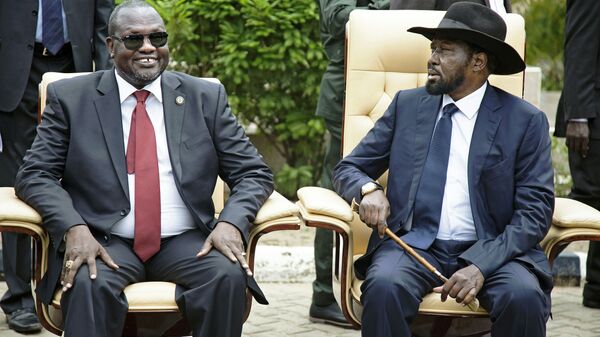 First Vice President of South Sudan and former rebel leader, Riek Machar (L), and President Salva Kiir (R), sit for an official photo with the 30 members of the new cabinet of the Transitional Government at the Cabinet Affairs Ministry, in Juba on April 29, 2016. - Sputnik Afrique