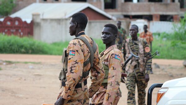 South Sudanese policemen and soldiers stand guard along a street following renewed fighting in South Sudan's capital Juba, July 10, 2016. - Sputnik Afrique