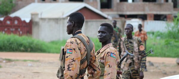 South Sudanese policemen and soldiers stand guard along a street following renewed fighting in South Sudan's capital Juba, July 10, 2016. - Sputnik Afrique