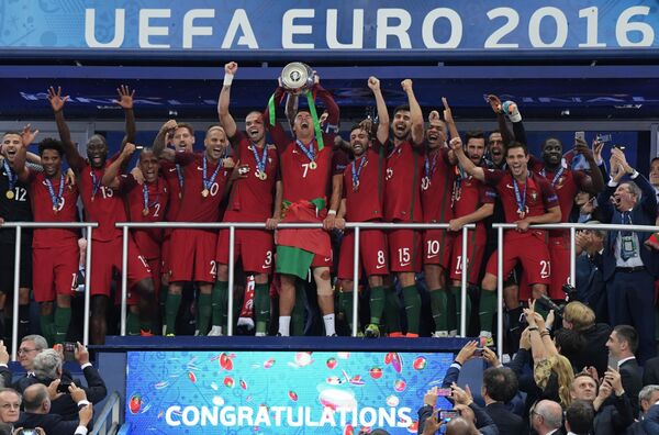 Les joueurs de l’équipe du Portugal lors de la cérémonie de remise des récompenses après le match France-Portugal. - Sputnik Afrique