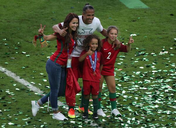 Le joueur de l’équipe de Portugal Bruno Alves lors de la cérémonie de remise des récompenses après le match France-Portugal. - Sputnik Afrique
