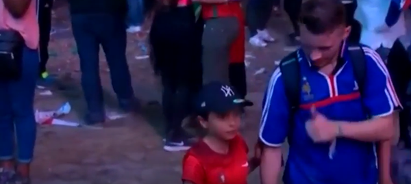 Le garçon portugais consolant un Français - Sputnik Afrique