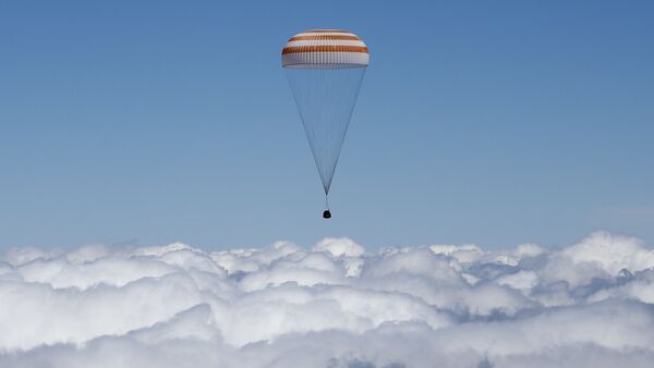 La capsule de Soyouz TMA-19M transportant l'équipage de la Station spatiale internationale (ISS) atterrit près de la ville de Zhezkazgan, le Kazakhstan, le 18 Juin, 2016 - Sputnik Afrique