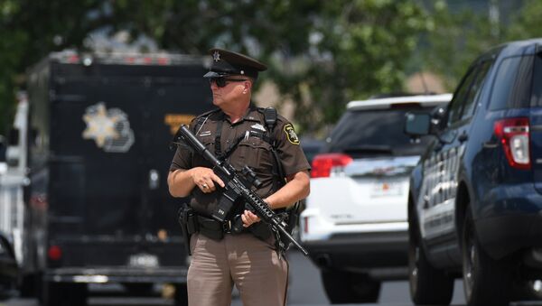 Sheriff's Deputy Guy Puffer stands watch outside the Berrien County Courthouse after a shooting incident in St. Joseph, Mich., Monday, July 11, 2016. - Sputnik Afrique