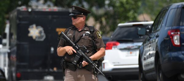 Sheriff's Deputy Guy Puffer stands watch outside the Berrien County Courthouse after a shooting incident in St. Joseph, Mich., Monday, July 11, 2016. - Sputnik Afrique