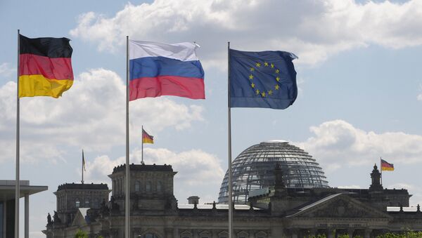 Drapeaux de l'Allemagne, de la Russie et de l'UE (photo d'archives) - Sputnik Afrique