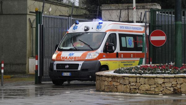 An ambulance carrying several injured passengers evacuated by helicopter from the burning ferry Norman Atlantic adrift off Albania, leaves the Fortunato Cesari military airport in Galatina, southern Italy, on December 28, 2014. - Sputnik Afrique