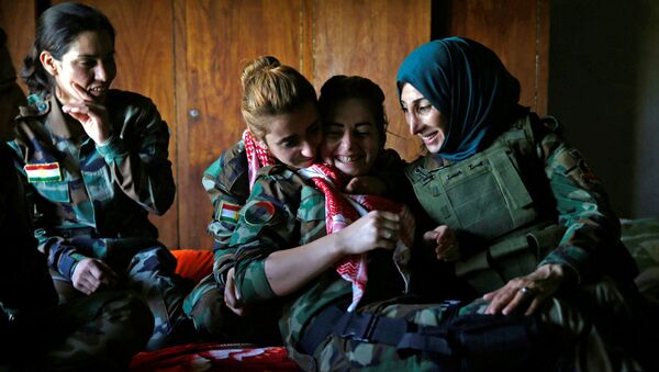 Курдские девушки-солдаты в комнате отдыха недалеко от линии фронта близ Мосула - Sputnik Afrique