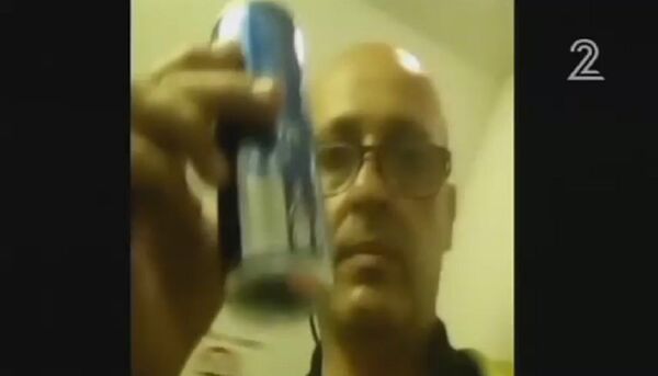 David Suleiman a réussi à introduire à bord de plusieurs avions des canettes de boisson gazeuse David Suleiman a réussi à introduire à bord de plusieurs avions des canettes de boisson gazeuse - Sputnik Afrique