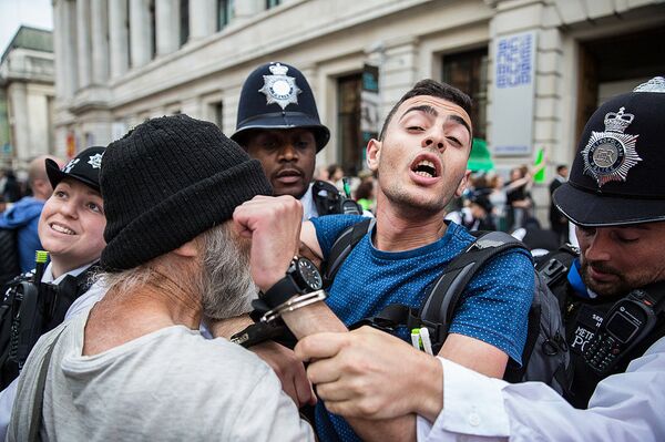 Manifestation contre la vente d'armes à l'Arabie saoudite devant le Science Museum à Londres - Sputnik Afrique