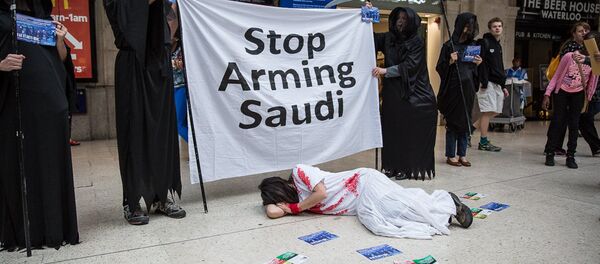 Une manifestation contre le salon aéronautique de Farnborough et surtout contre la vente d'armes à l'Arabie saoudite - Sputnik Afrique