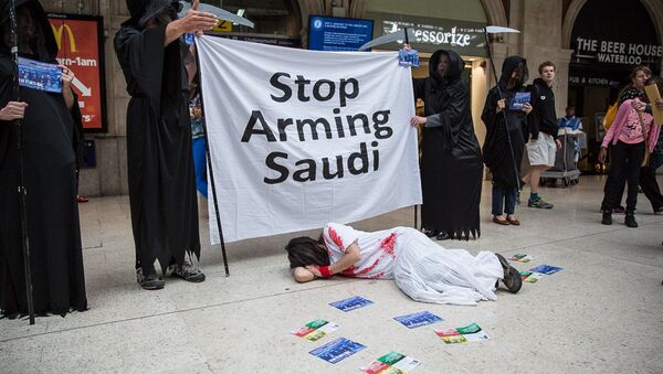 Une manifestation contre le salon aéronautique de Farnborough et surtout contre la vente d'armes à l'Arabie saoudite - Sputnik Afrique