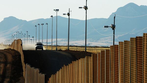 US border patrol vehicle rides along the fence at the US-Mexican border near Naco, Mexico, Sunday, Jan. 13, 2008 - Sputnik Afrique