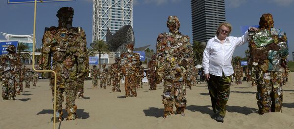 German conceptual, installation and happening artist HA Schult poses beside his army of “trashmen” marking World Maritime Day on September 26, 2013 from the beach of La Barceloneta in Barcelona. - Sputnik Afrique