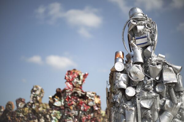 Un exemple de statues produites uniquement à partir de déchets par l’artiste HA Schult, d’origine allemande, qui en a réalisé 1000 ! Un exemple de statues produites uniquement à partir de déchets par l’artiste HA Schult, d’origine allemande, qui en a réalisé 1000 ! - Sputnik Afrique