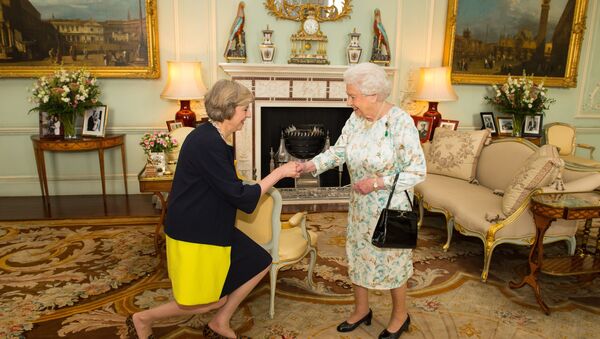 La reine Elisabeth II nomme Theresa May première ministre britannique, le 13 juillet 2016 - Sputnik Afrique