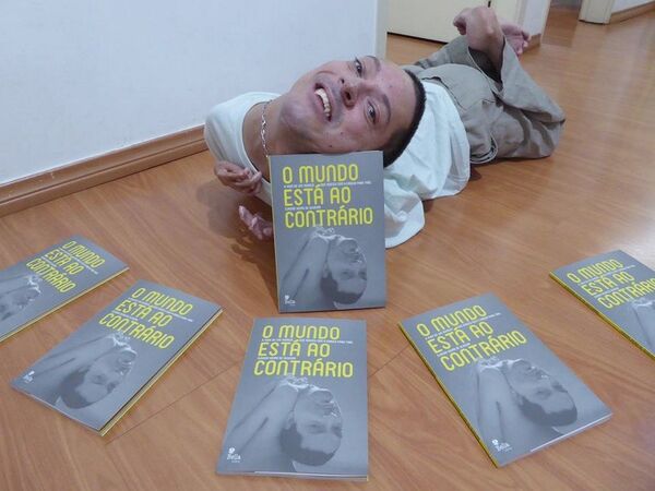Claudio Vieira de Oliveira et son livre Le monde à l'envers Claudio Vieira de Oliveira et son livre Le monde à l'envers - Sputnik Afrique