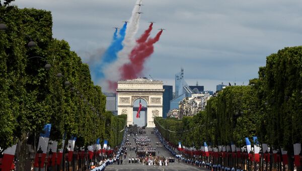 Alphajet aircrafts from the French elite acrobatic flying team Patrouille de France (PAF) release smoke in the colours of the French national flag during the annual Bastille Day military parade on the Champs-Elysees avenue in Paris on July 14, 2016. - Sputnik Afrique