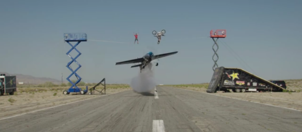 Un motocycliste, une pilote et un funambule réalisent un truc incroyable - Sputnik Afrique