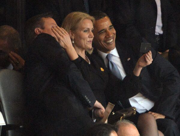 Le président US Barack Obama, le premier-ministre britannique David Cameron et le premier-ministre danoise Helle Thorning Schmidt font une selfie en pleine cérémonie d'àdieu des funérailles de l'ancien président sud-africain Nelson Mandela, Johannesburg, le 10 décembre 2013 Le président US Barack Obama, le premier-ministre britannique David Cameron et le premier-ministre danoise Helle Thorning Schmidt font une selfie en pleine cérémonie d'àdieu des funérailles de l'ancien président sud-africain Nelson Mandela, Johannesburg, le 10 décembre 2013 - Sputnik Afrique