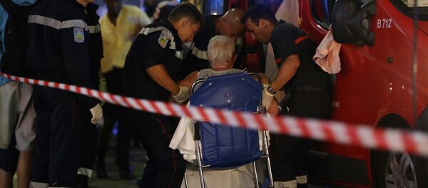 Работники скорой помощи эвакуируют людей с места теракта в Ницце - Sputnik Afrique