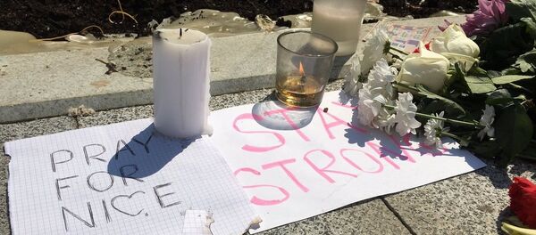 Les Russes apportent des fleurs à l'ambassade de France - Sputnik Afrique