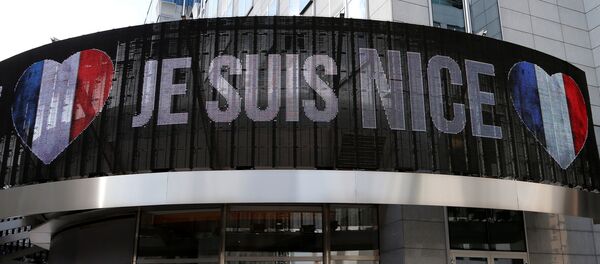 An electronic board displays Je suis Nice in honor of the victims of the Bastille Day truck attack in Nice, outside the European Parliament in Brussels, Belgium, July 15, 2016 - Sputnik Afrique