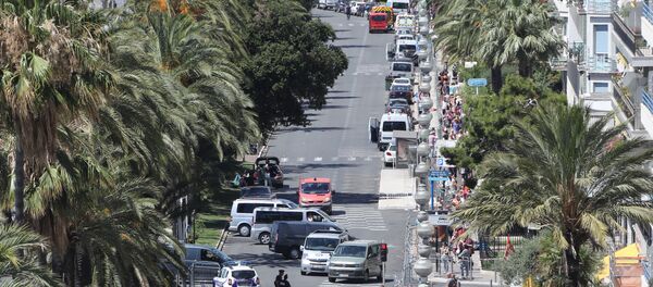 A photo taken on July 15, 2016 shows a police barricade set up at the site in Nice where a gunman smashed a truck into a crowd of revellers celebrating Bastille Day, killing at least 84 people. - Sputnik Afrique