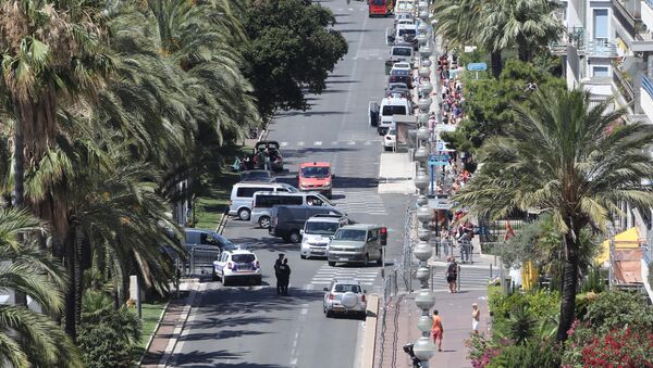 A photo taken on July 15, 2016 shows a police barricade set up at the site in Nice where a gunman smashed a truck into a crowd of revellers celebrating Bastille Day, killing at least 84 people. - Sputnik Afrique