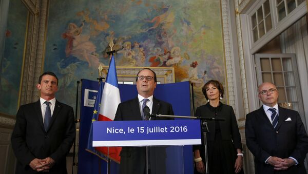 French President Francois Hollande (2ndL) stands with Prime Minister Manuel Valls (L), Interior Minister Bernard Cazeneuve (R) and Minister of Health Marisol Touraine (2ndR) as he speaks to journalists at the Prefectoral Palace the day after the Bastille Day truck attack, in Nice, France, July 15, 2016. - Sputnik Afrique