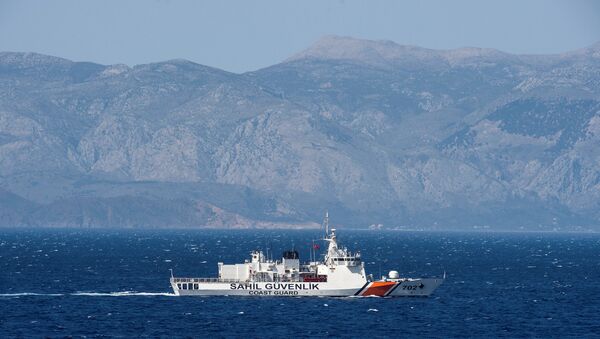 A Turkish coast guard ship patrols in the Aegean Sea, off the Turkish coast, April 20, 2016. The Bonn is part of a NATO naval presence in the Aegean Sea meant to observe and monitor illegal naval movement between Turkey and Greece - Sputnik Afrique