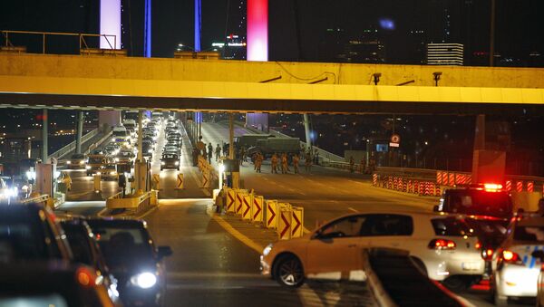 Le Pont du Bosphore à Istanbul bloqué par les soldats turcs - Sputnik Afrique
