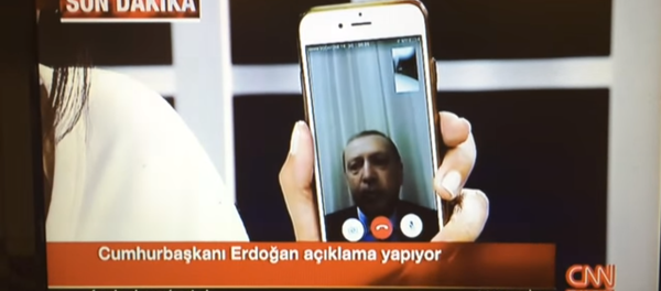 Recep Tayyip Erdogan interrogé par un journaliste de CNN Turk via un téléphone portable - Sputnik Afrique