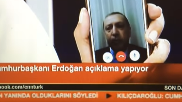 Recep Tayyip Erdogan interrogé par un journaliste de CNN Turk via un téléphone portable - Sputnik Afrique