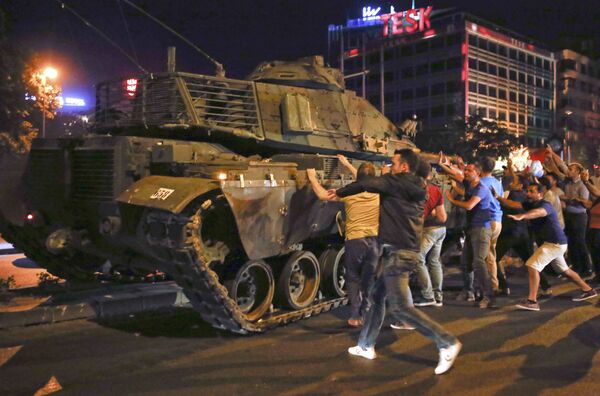 Des gens grimpent sur un véhicule blindé à Ankara lors de la tentative de coup d'Etat Des gens grimpent sur un véhicule blindé à Ankara lors de la tentative de coup d'Etat - Sputnik Afrique