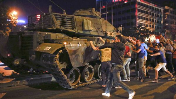 Des gens grimpent sur un véhicule blindé à Ankara lors de la tentative de coup d'Etat - Sputnik Afrique