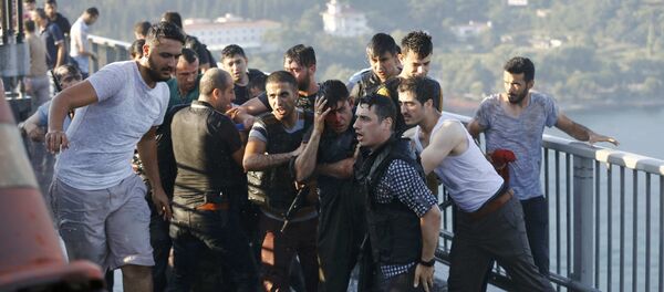 La police protège un soldat après la reddition des putschistes à Istanbul La police protège un soldat après la reddition des putschistes à Istanbul - Sputnik Afrique