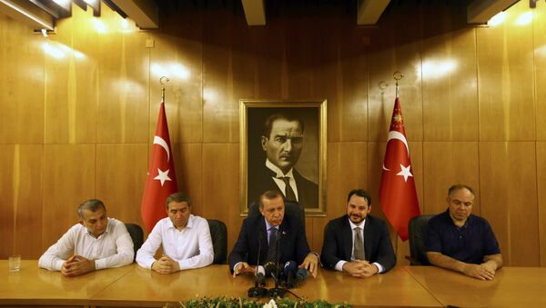 Le président turc Recep Tayyip Erdogan (au centre) lors d'une conférence de presse consacrée à la tentative de putsch - Sputnik Afrique