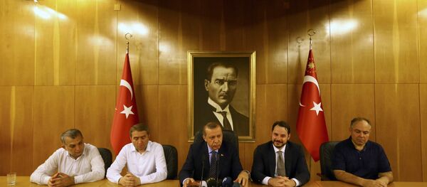 Le président turc Erdogan lors d'une conférence de presse consacrée à la tentative de putsch - Sputnik Afrique