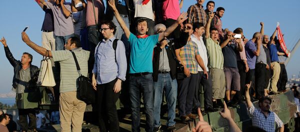 Scènes de liesse en Turquie suite à l’échec du coup d’Etat - Sputnik Afrique