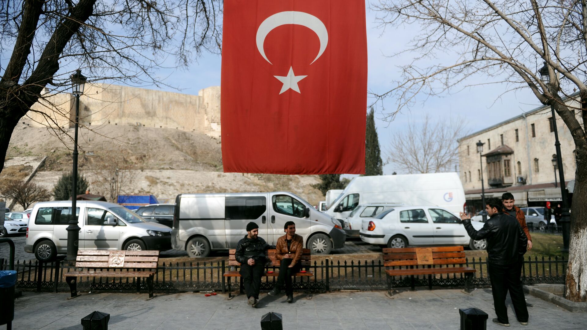 Syrian men sit under a Turkish flag  in Gaziantep, southern Turkey (File) - Sputnik Afrique, 1920, 03.01.2022