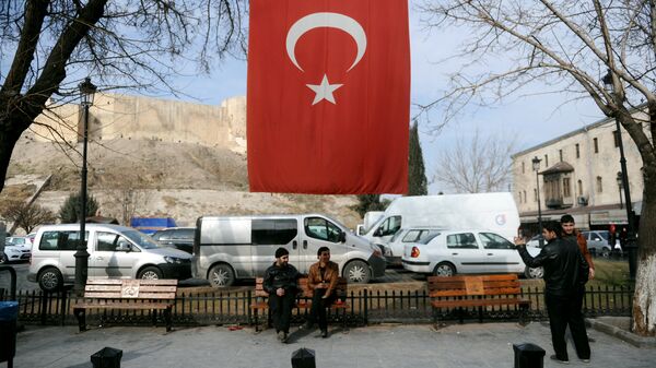 Syrian men sit under a Turkish flag  in Gaziantep, southern Turkey (File) - Sputnik Afrique