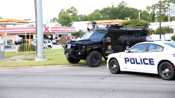 La police américaine bloque une route après la fusillade à Baton Rouge - Sputnik Afrique