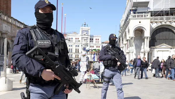  Des policiers italiens masqués patrouillent sur la place Saint-Marc dans le lagon de Venise, Italie, le 24 mars 2016. - Sputnik Afrique