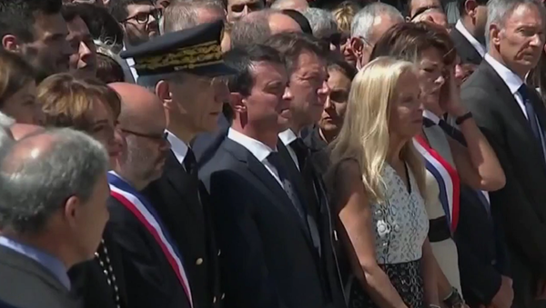 Manuel Valls à Nice durant l'hommage aux victimes de l'attentat - Sputnik Afrique