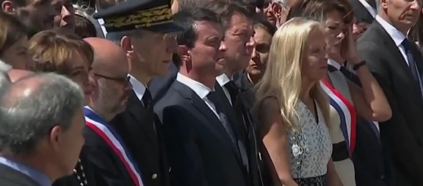 Manuel Valls à Nice durant l'hommage aux victimes de l'attentat - Sputnik Afrique