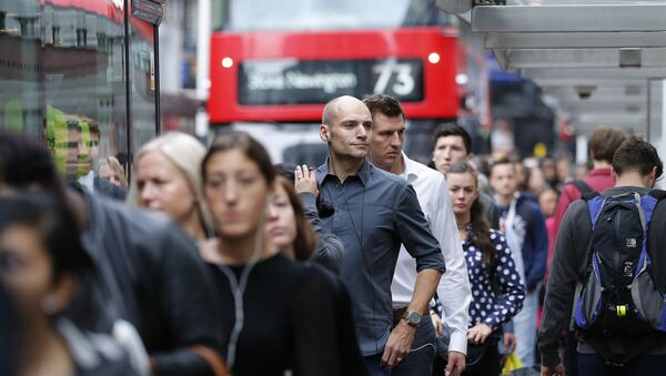 People queue up for bus transport at Victoria Station in London, Thursday, Aug. 6, 2015. - Sputnik Afrique