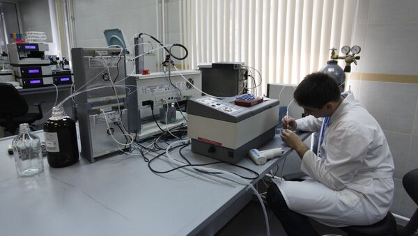 Un employé travaillant dans le laboratoire du centre anti-dopage accrédité par l'Agence mondiale antidopage (AMA), à Moscou - Sputnik Afrique