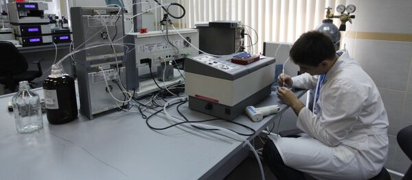 Un employé travaillant dans le laboratoire du centre anti-dopage accrédité par l'Agence mondiale antidopage (AMA), à Moscou - Sputnik Afrique