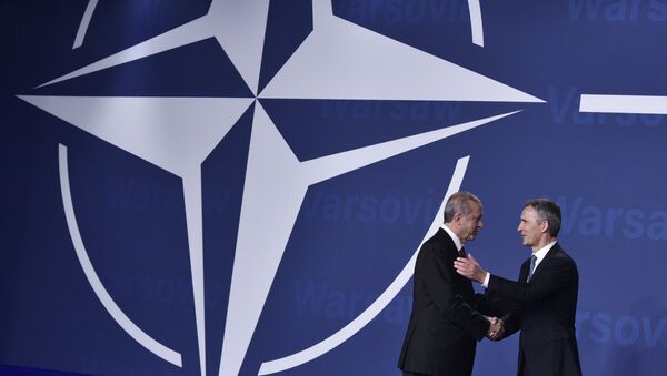 Nato-Generalsekretär Jens Stoltenberg begrüßt den türkischen Präsident Recep Tayyip Erdogan bei dem Nato-Gipfel in Warschau - Sputnik Afrique